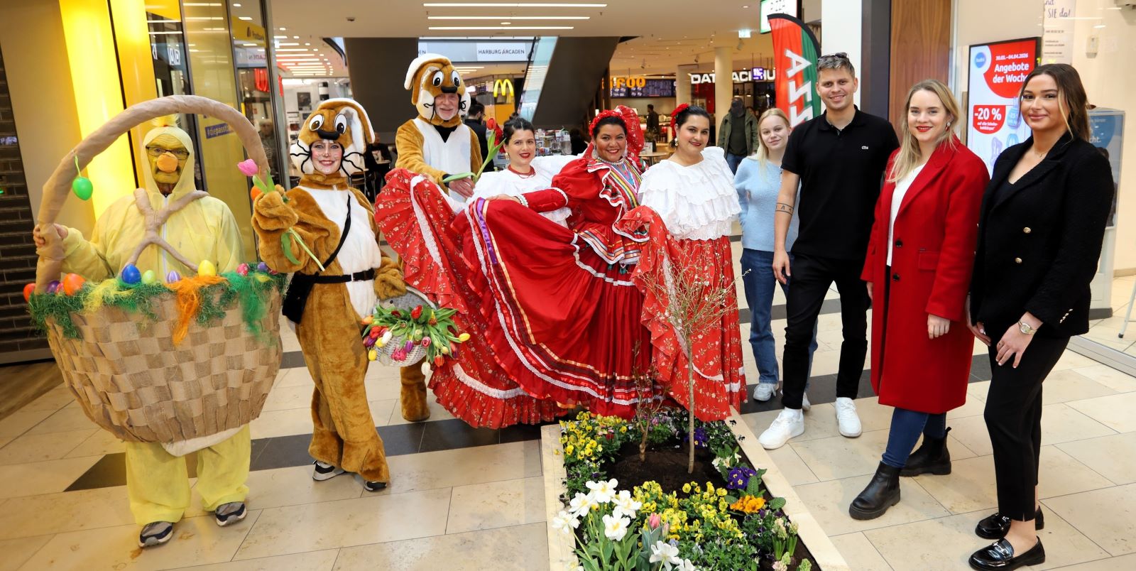 Gruppenfoto mit Osterhase: Antonia Marmon (2. von rechts) mit einigen Akteuren vom Fest-Sonntag. Foto: Christian Bittcher