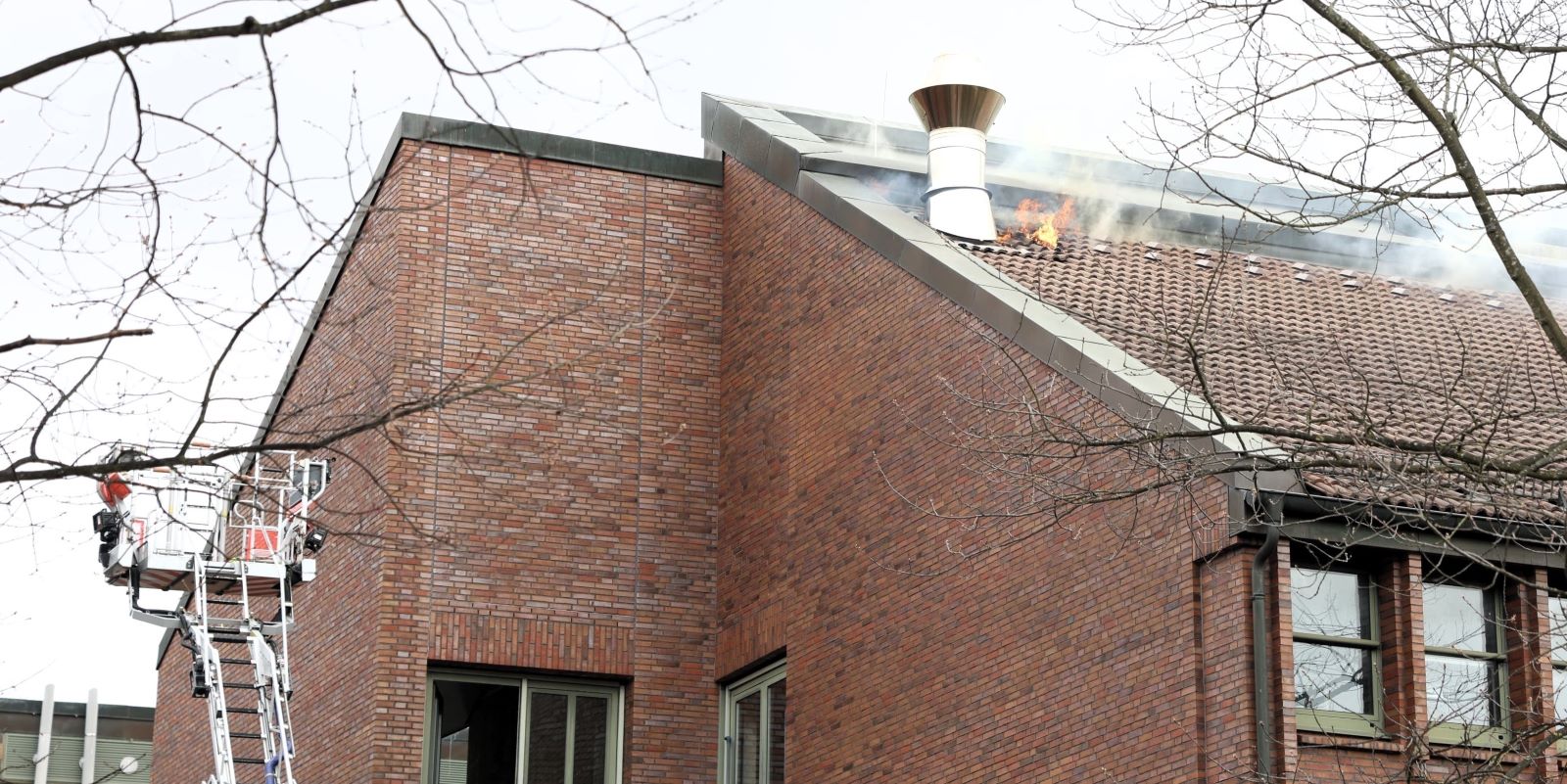 Einsatz für die Feuerwehr an der TUHH: Brand im Dach an der Eißendorfer Straße