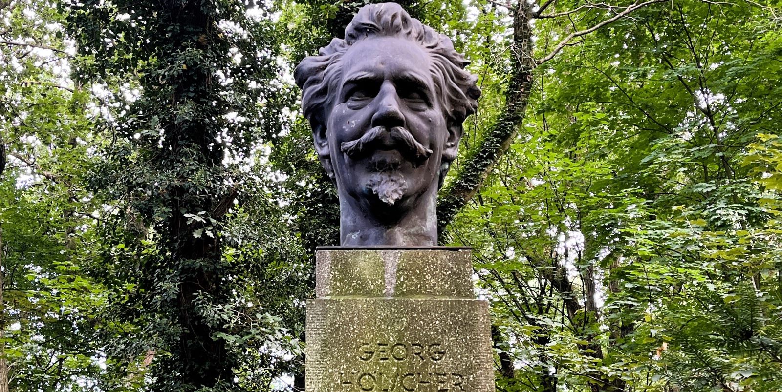 Er entwarf den Harburger Stadtpark: Das Denkmal von Gartengestalter Georg Hölscher. Foto: Christian Bittcher