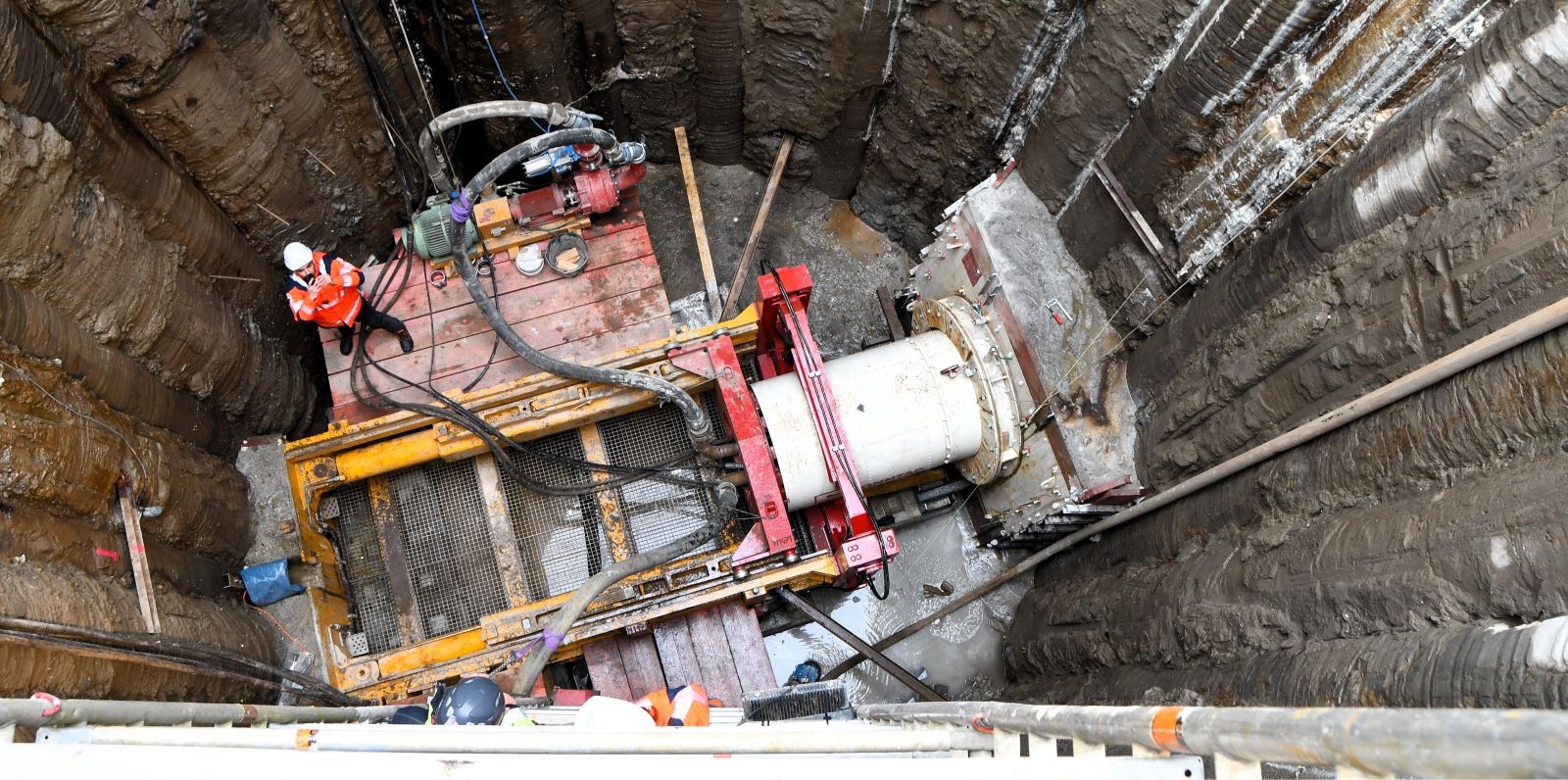 Wasserstoff kreuzt Hafenbahn per Mini-Trude: Energienetze errichten Tunnelvortrieb