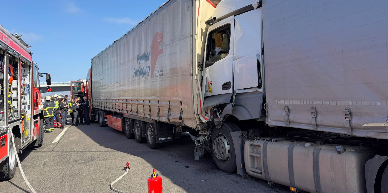 Die Unfallstelle auf der A7: Vollsperrung der Autobahn. Foto: Lenthe-Medien