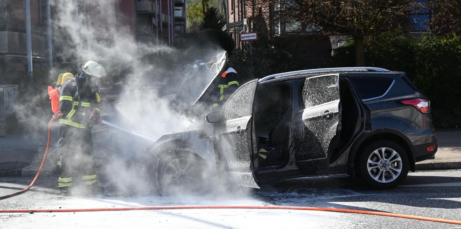 Fahrzeug brennt auf Stader Straße: Große Behinderungen durch Vollsperrung