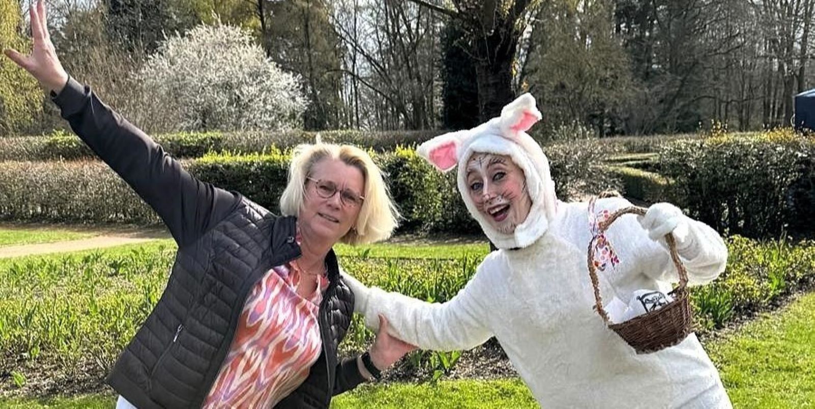 Birgit Stöver und Osterhase "Kalle" brachten im Schulgarten Kinderaugen zum strahlen. Foto: pr