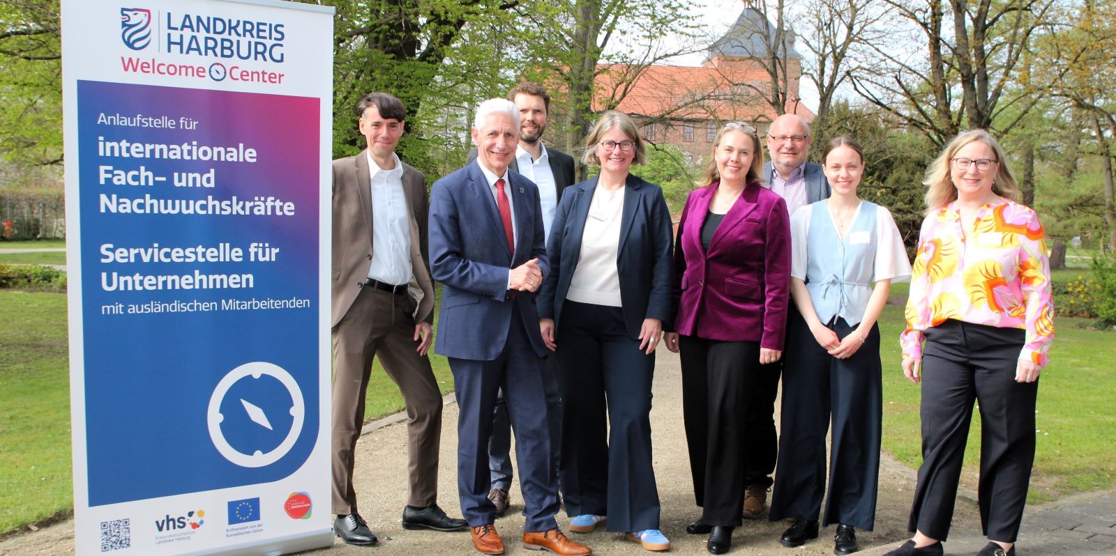 Den Startschuss für das Welcome Center Landkreis Harburg geben Dr. Alexander Stark (von links), Landrat Rainer Rempe, Stefan Baumann, Anke von Fintel, Dr. Katharina Rogge-Balke, Uwe Mylius, Clara Kohlstedt und Ulrike Kessler. Foto: Landkreis Harburg