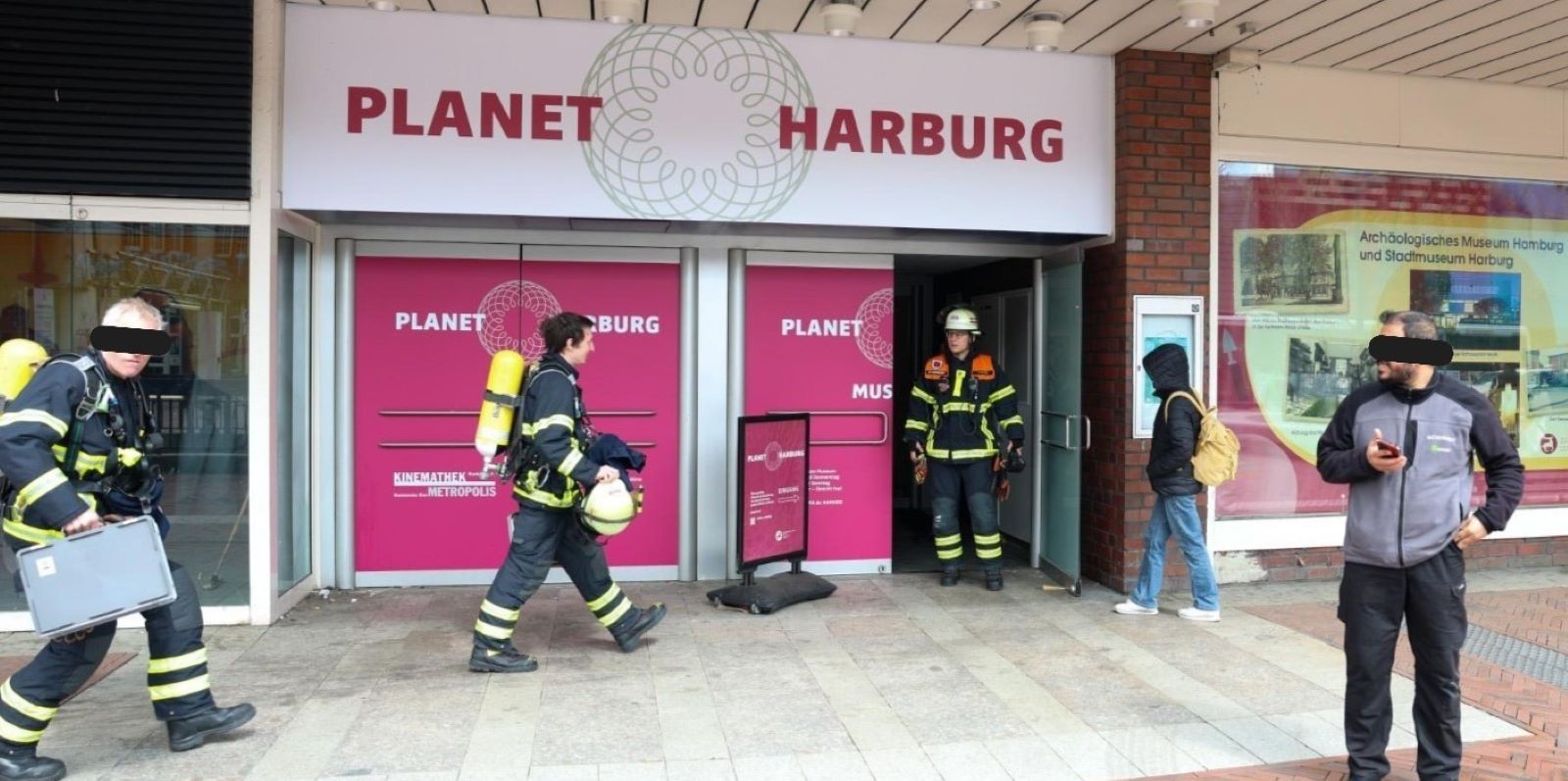 Brandgeruch im ehemaligen Karstadt-Gebäude am Schloßmühlendamm hat am Samstagmittag einen größeren Einsatz der Feuerwehr Hamburg ausgelöst. Foto: Lenthe-Medien/Reimer