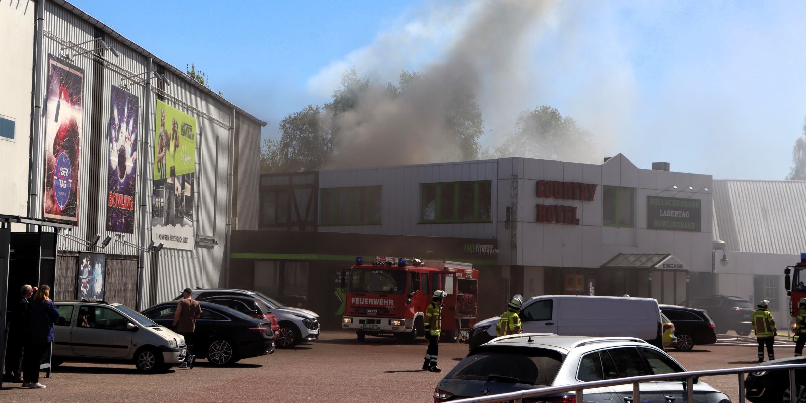 Saunalandschaft in Flammen: Feuerwehr verhindert Ausbreiten der Flammen