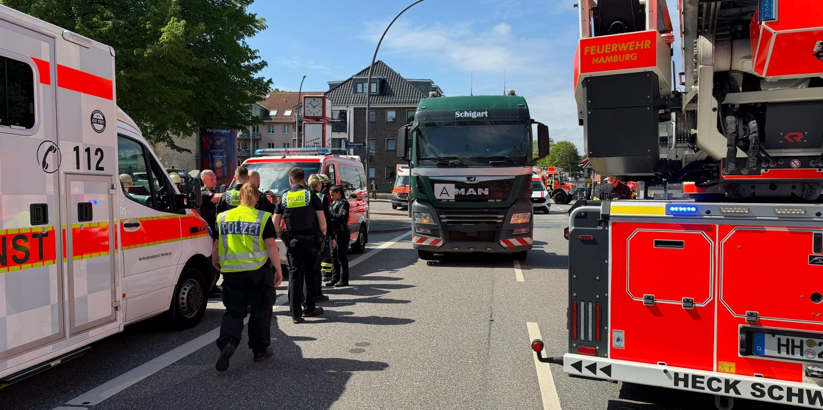 Wieder schwerer Unfall mit Lkw: Fußgänger auf der B73 von Sattelzug erfasst