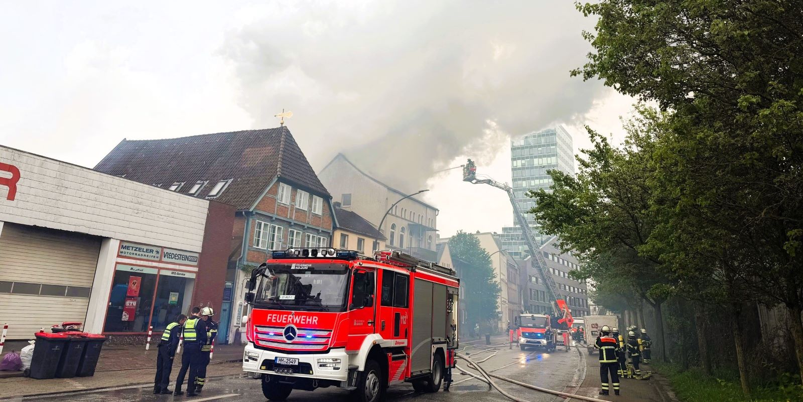 Großbrand im Binnenhafen: Dachstuhl am Karnapp in Flammen 
