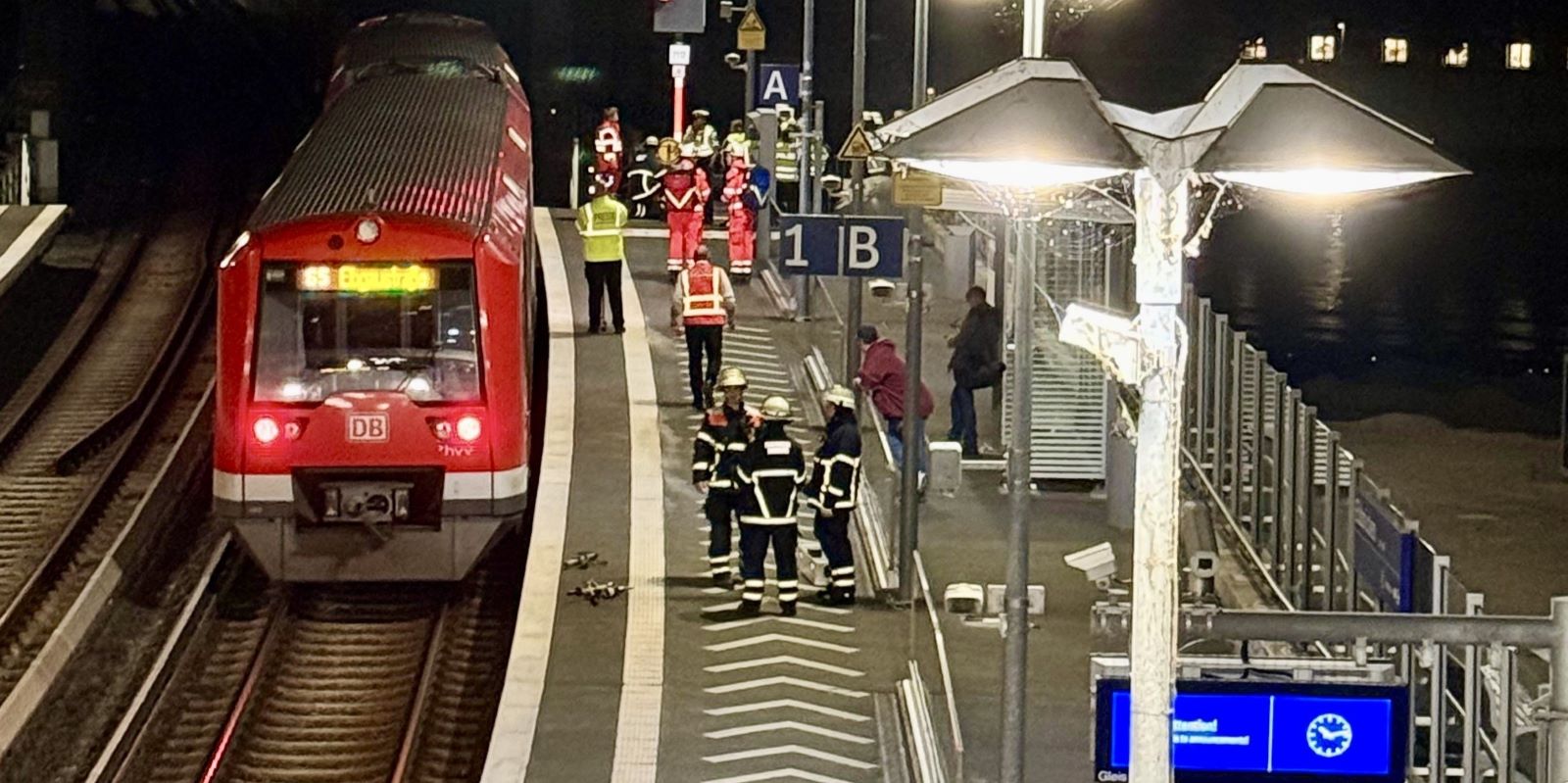 S‑Bahn bleibt liegen: Feuerwehr evakuiert Zug an den Elbbrücken