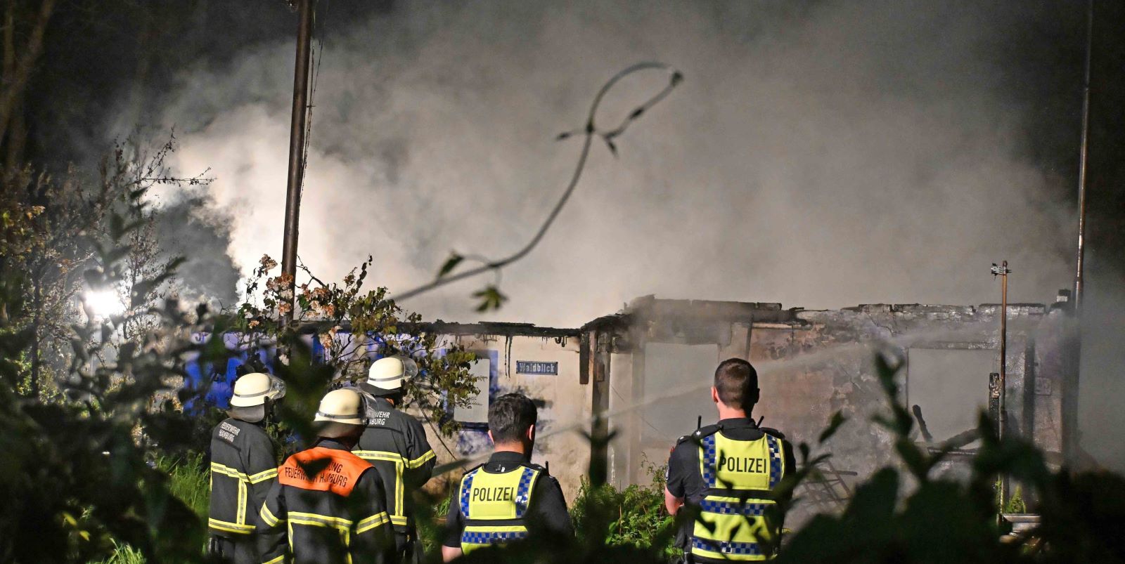 Vereinsheim auf der Peute brennt nieder – Flammen über Hamburg sichtbar