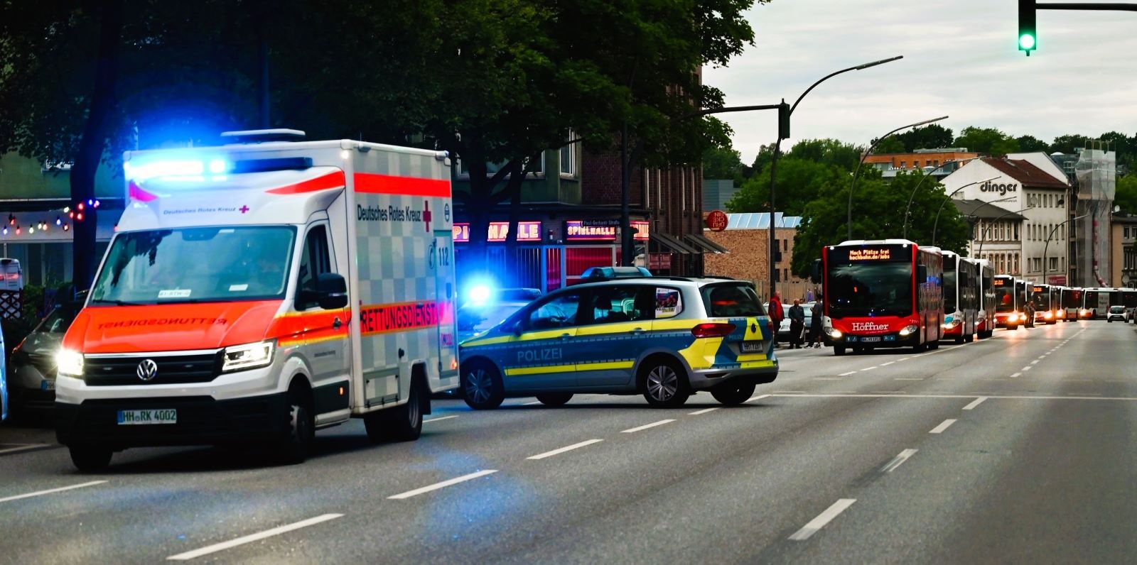 Vollsperrung durch Feuerwehreinsatz: Feuer legt Winsener Straße lahm