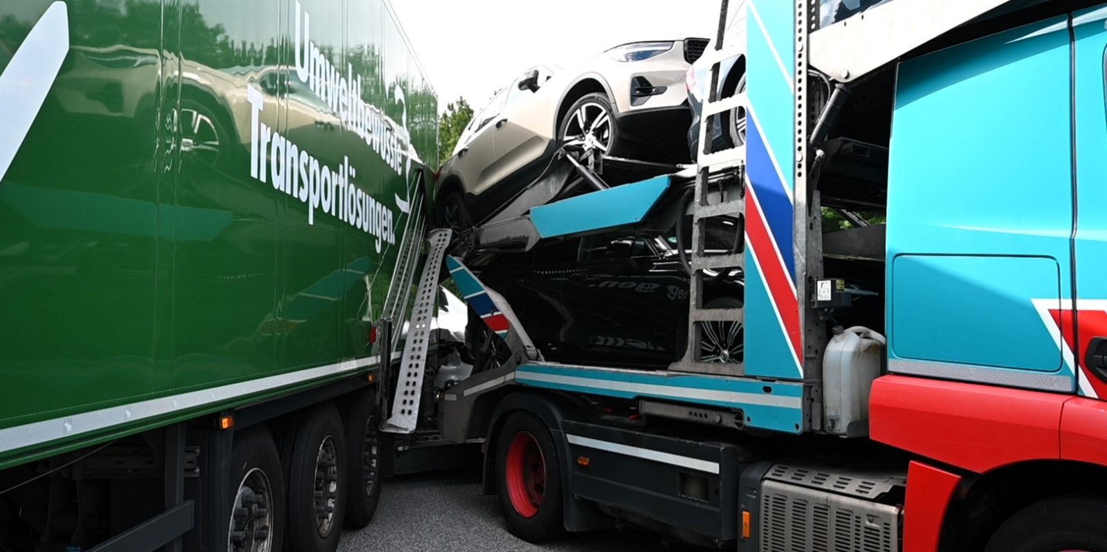 Unfall mit zwei Lkw auf Rastplatz Harburger Berge: Fahrzeuge total verkeilt