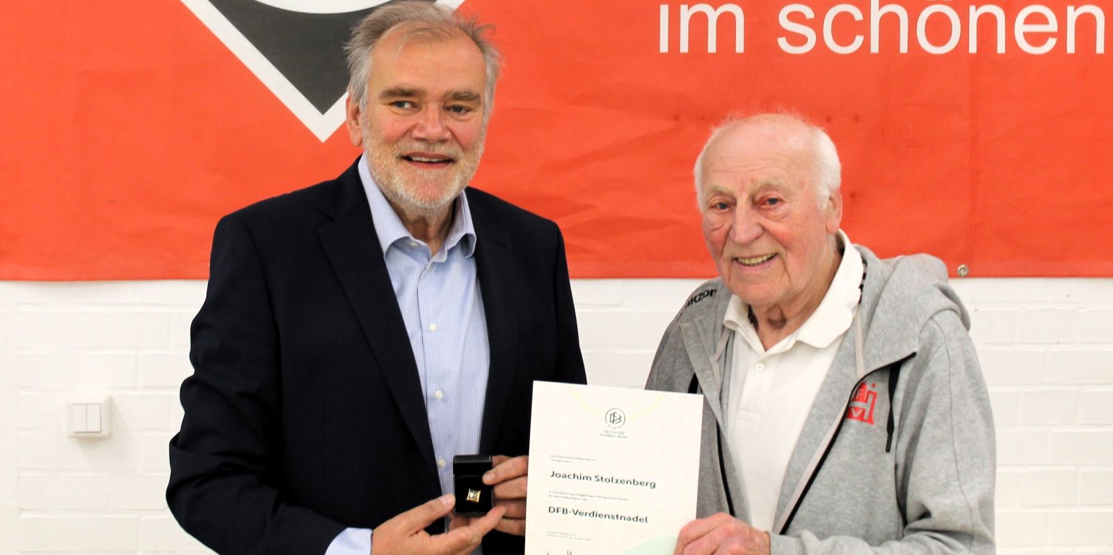 Manfred von Soosten (rechts) von der Kommission Ehrenamt des Hamburger Fußball-Verbands) verleiht die DFB- Verdienstnadel in Gold und die Ehrenurkunde an Joachim Stoltzenberg. Foto: TV Fischbek