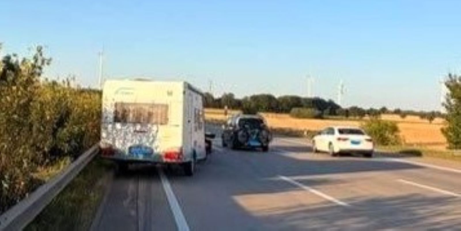 Wohnwagen löst sich von Zugfahrzeug: Alle nachfolgenden Verkehrsteilnehmer erkannten die Situation rechtzeitig und konnten ihre Fahrzeuge abbremsen. Foto: Polizei
