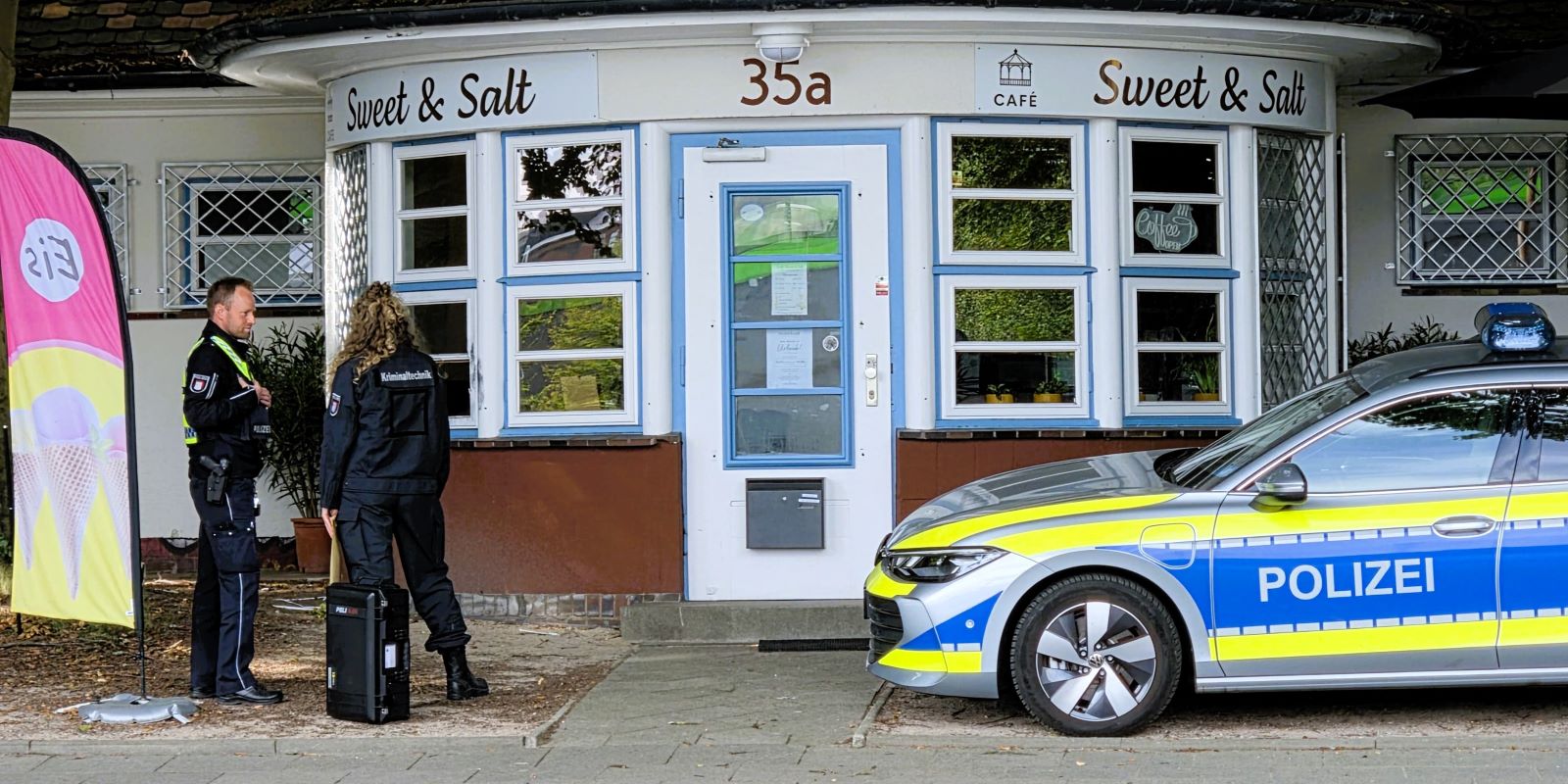 Die Polizei hat die Ermittlungen zu den Hintergründen der Tat aufgenommen. Das beschädigte Fenster wurde vorerst vernagelt. Foto: Lenthe-Medien