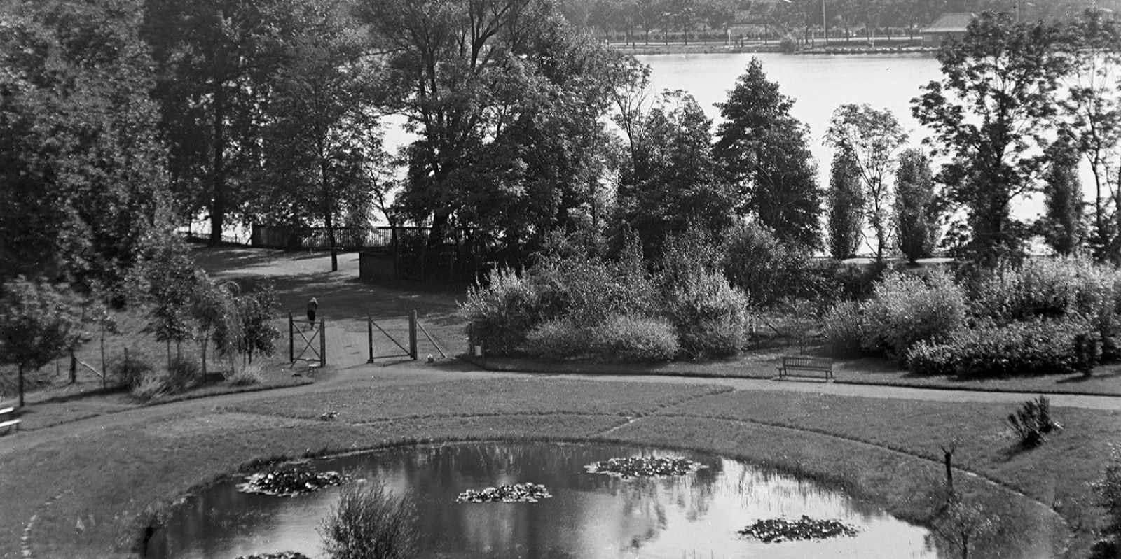 Teich im Schulgarten Anfang der 1930er-Jahre. Copyright: Sammlung Stadtmuseum Harburg.