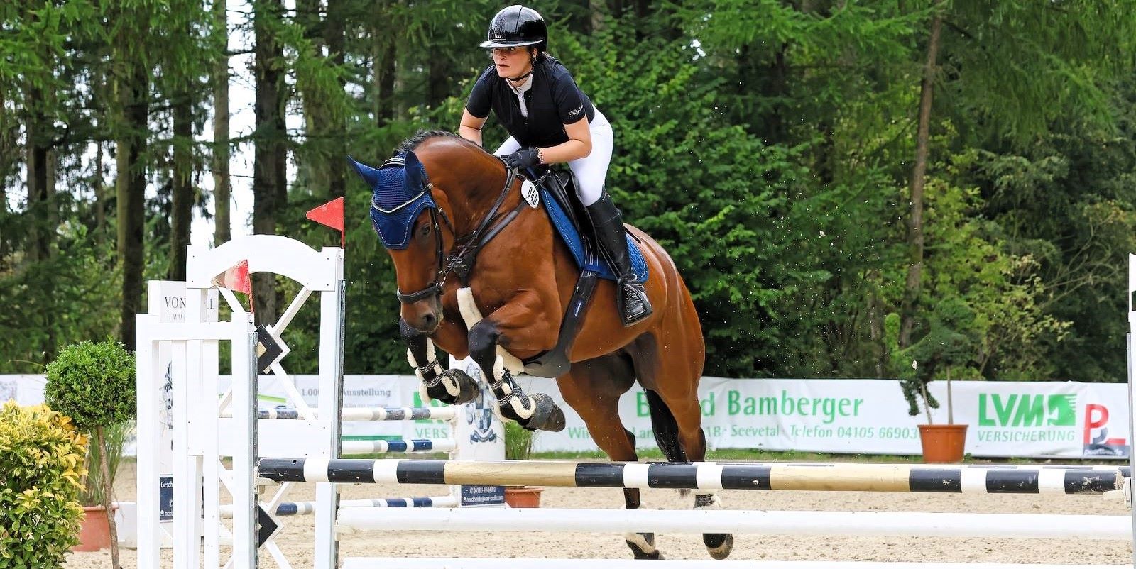 BU: Janna Petersen vom gastgebenden Reit- und Fahrsport Sieversen mit ihrem Pferd Best Liqueur. Foto: Chrissi Jahnke