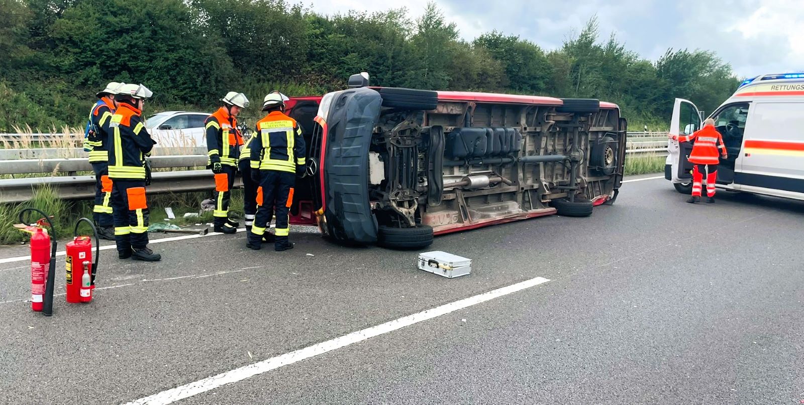 Ein Mercedes Sprinter stürzte am Dienstagnachmittag auf der A1 bei Dibbersen um und verursachte dadurch einen größeren Rettungseinsatz von Feuerwehren und Rettungsdienst. Foto: Thomas Müller, FF Maschen