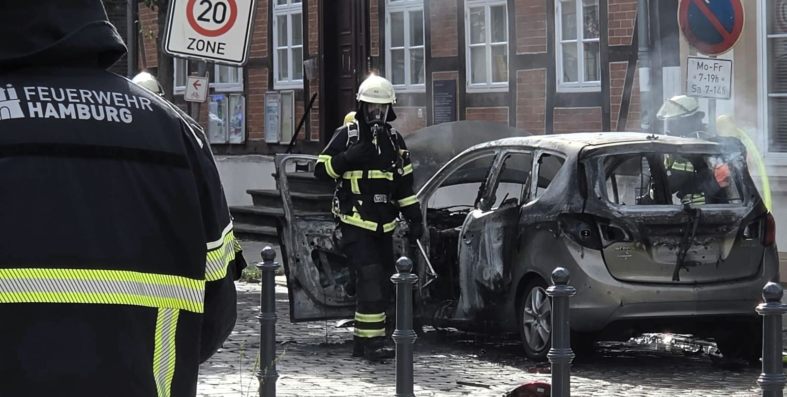 Einsatzkräfte der Feuerwehr löschen den Pkw-Brand in der Harburger Altstadt. Foto: Lenthe-Medien/Apelt