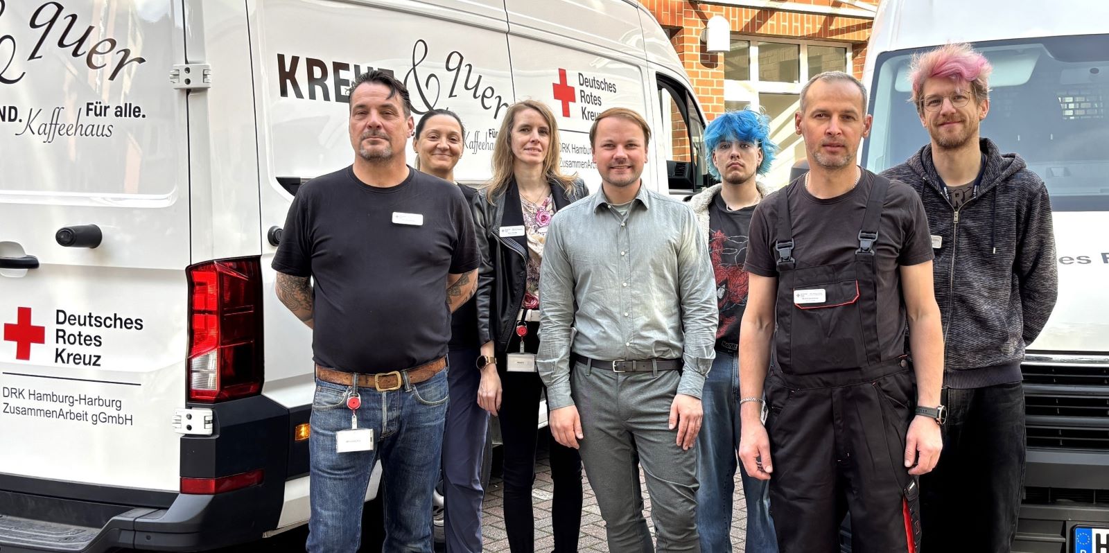 Das Team vom „Kreuz &amp; quer“ um Geschäftsführer Edvinas Kasparaitis (Mitte) erledigt jetzt auch komplette Haushaltsauflösungen. Schnell, fair und nachhaltig. Foto: DRK