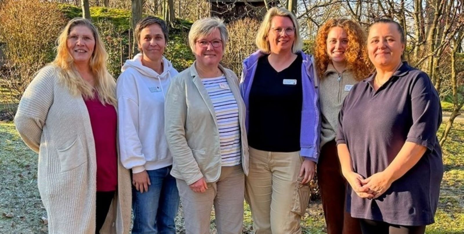 Das DRK-Hospiz-Team um Britta True (3.v.l.) freut sich auf die Zuschauer beim Filmabend am 7. Oktober in der Harburger Fischhalle.  Foto: DRK-HH-Harburg 2026