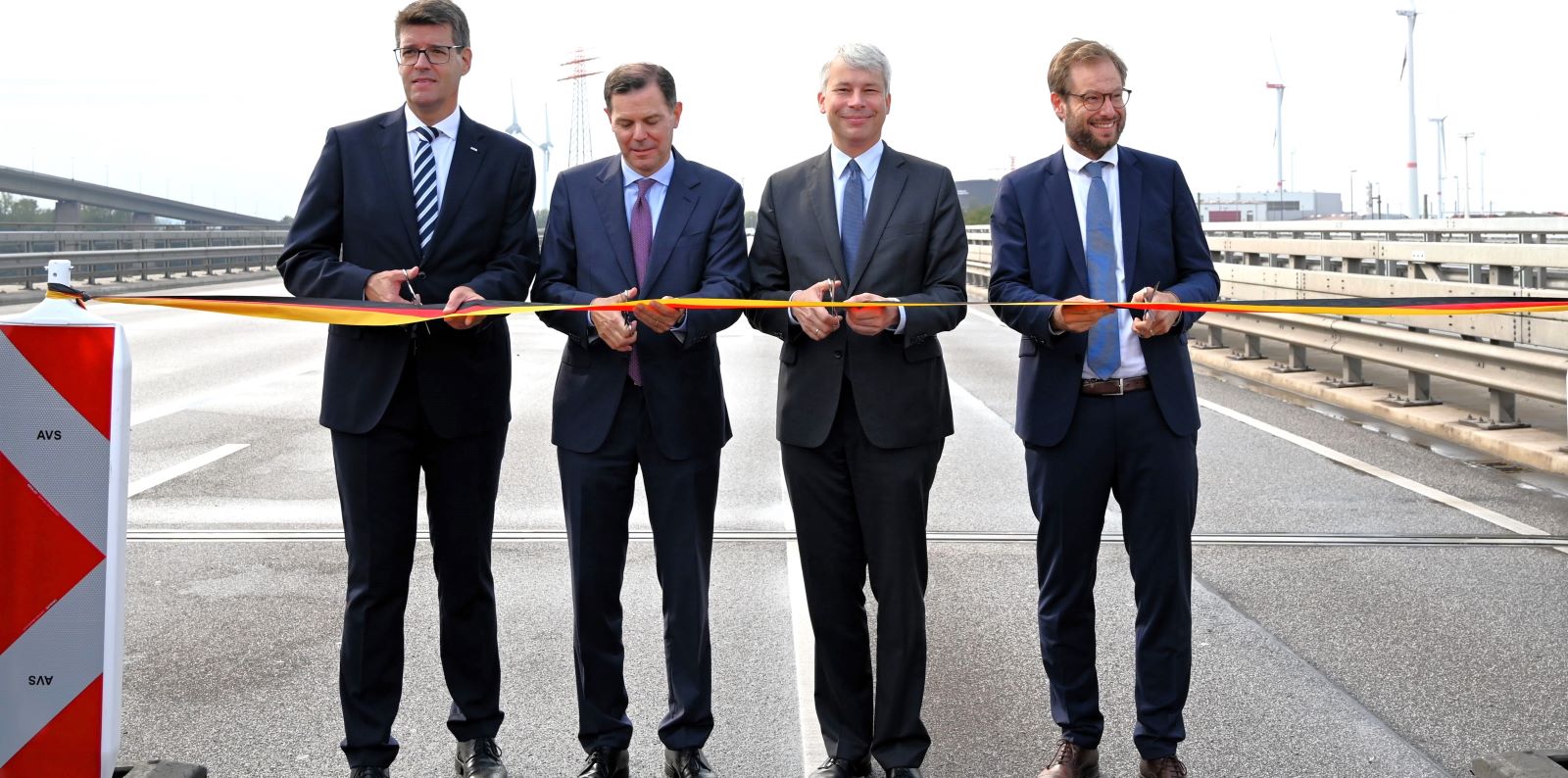 Andreas Irngartinger, technischer Geschäftsführer DEGES, Dr. Michael Güntner, Vorsitzender der Geschäftsführung der Autobahn GmbH des Bundes, Steffen Bilger, Bundesverkehrsminister, Dr. Anjes Tjarks, Senator für Verkehr und Mobilitätswende, Freie und Hansestadt Hamburg schnitten das symbolische Band durch. Foto: Lenthe-Medien