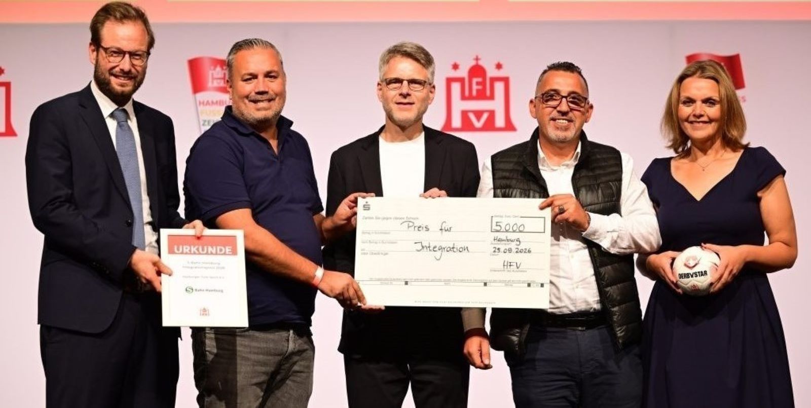 S-Bahn Hamburg-Integrationspreis 2026 für den Harburger Tuerksport (vl.l Dr. Anjes Tjarks, Vereinsvertreter des Harburger Türksport, Nils-Tobias Bechtold,, Kathrin Behn). Foto: Witters