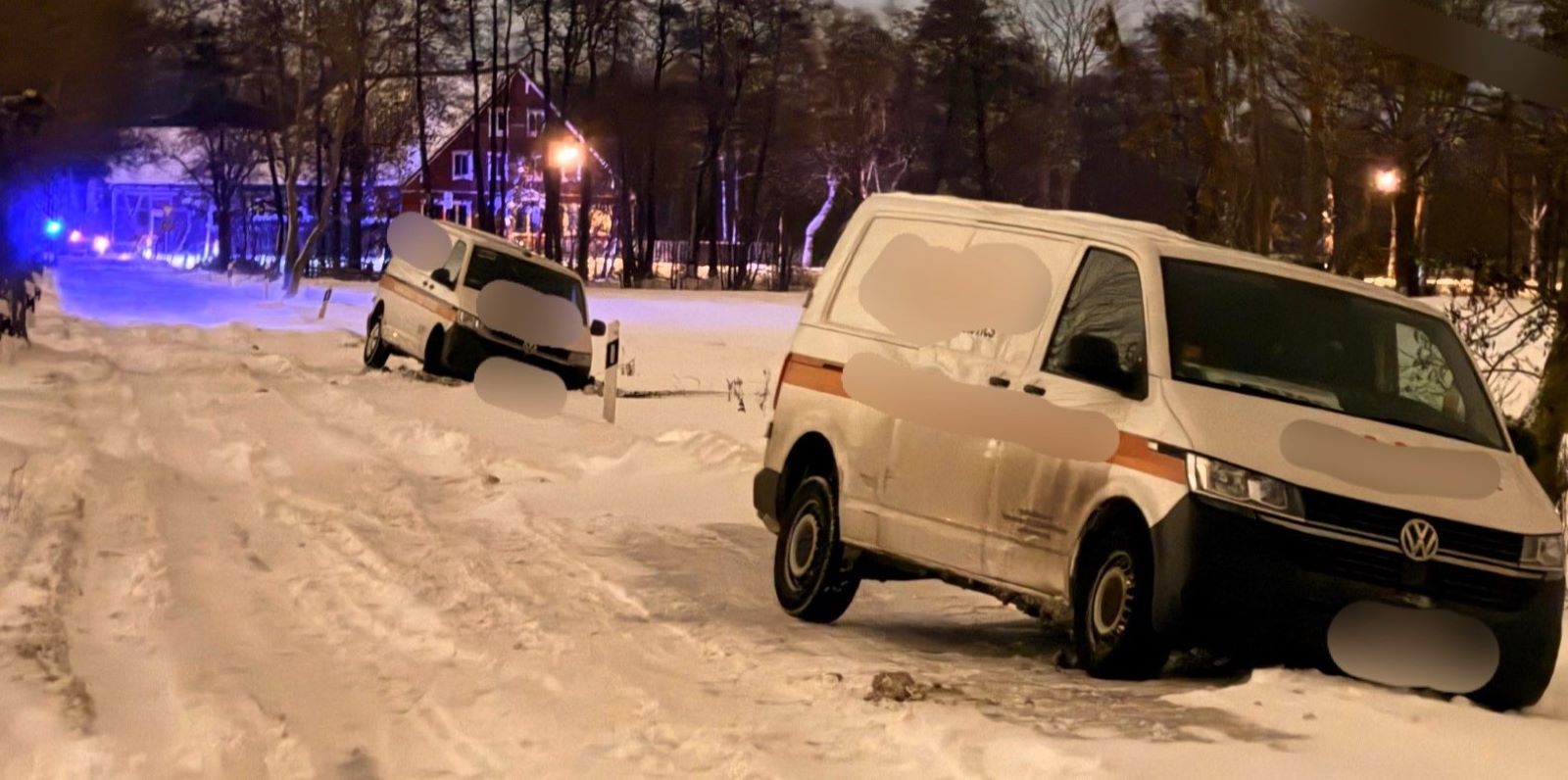Aufgrund starken Schneefalls, kräftiger Windböen und ausgeprägter Schneeverwehungen verloren mehrere Fahrzeuge die Kontrolle, kamen von der Fahrbahn ab und landeten im Straßengraben. Foto: Lenthe-Medien/Harms Aufgrund starken Schneefalls, kräftiger Windböen und ausgeprägter Schneeverwehungen verloren mehrere Fahrzeuge die Kontrolle, kamen von der Fahrbahn ab und landeten im Straßengraben. Foto: Lenthe-Medien/Harms