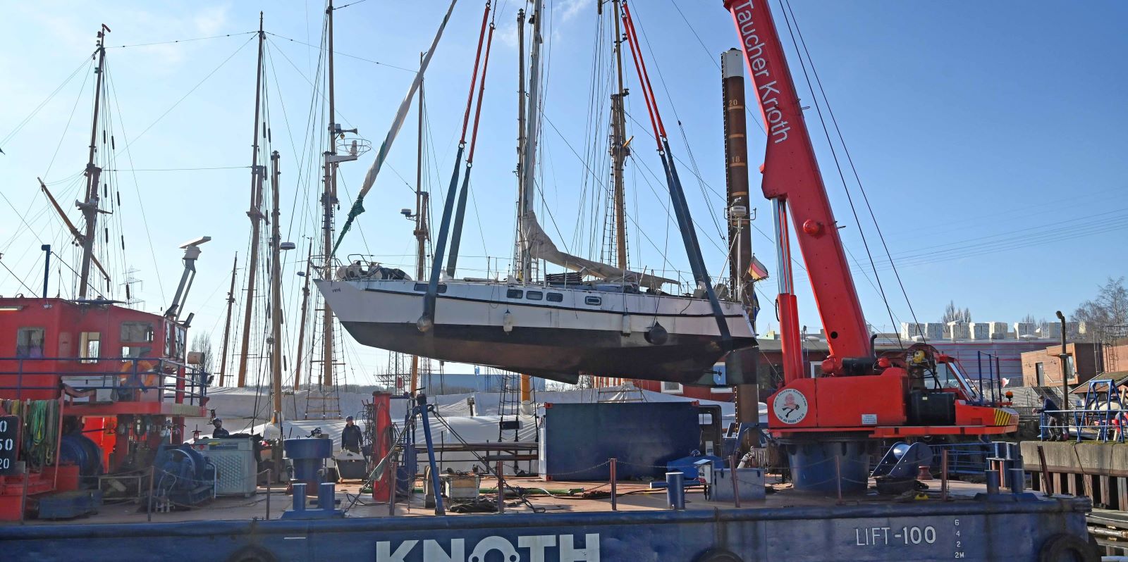 Segelyacht am Haken: Taucher Knoth hievte das gesunkene Boot an Land. Foto: Lenthe-Medien