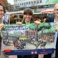 Mit Motiv von Ralf Schwinge: Neue Beschilderung für den Harburger Wochenmarkt