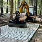 Schlaglöcher verschwunden: Waldparkplatz bekommt gepflasterte Zufahrt