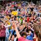 Bereit fürs Sommermärchen: 650 Kinder an der Alten Forst tanzen für das deutsche Team