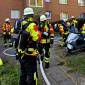 Kellerbrand in Mehrfamilienhaus: Feuerwehr rettet elf Menschen in Maschen