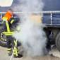A1 bei Hittfeld: Heißgelaufene Bremse an Lkw sorgt für Feuerwehreinsatz