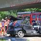 Unfall auf der B 404: Fahrer eine Stunde lang im Fahrzeug eingeklemmt