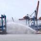 Feuerwehr-Einsatz im Container-Terminal: Kapsel eines Krans brennt