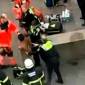 Nackt-Drama auf Marktplatz: Frau flüchtet übers Dach und landet auf Kohlköpfen