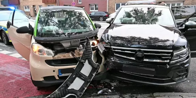 Beide Fahrzeuge wurden bei dem Frontalcrash auf der B73 stark beschädigt. Foto: Lenthe-Medien