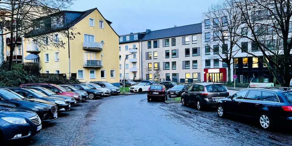 Der "wilde" Parkplatz an der Rote-Kreuz-Straße muss weichen: Hier sollen 68 Wohnungen entstehen. Foto: Christian Bittcher