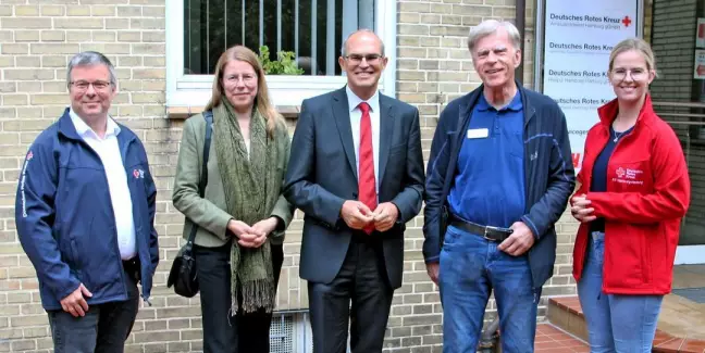 Harald Halpick (v.l., Geschäftsführender Vorstand DRK), Dr. Anke Jobmann (Sozialdezernentin), Christian Carstensen (Bezirksamtsleiter), Lothar Bergmann (Präsident DRK), Viktoria Ehlers (Fundraisingbeauftragte DRK). Foto: DRK-HH-Harburg 2025