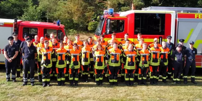 Nach einer mehrmonatigen Ausbildung haben jetzt 29 junge Feuerwehrleute aus der Gemeinde Seevetal ihre Einsatzbefähigung erhalten. Foto: Leon Halfmann, FF Maschen