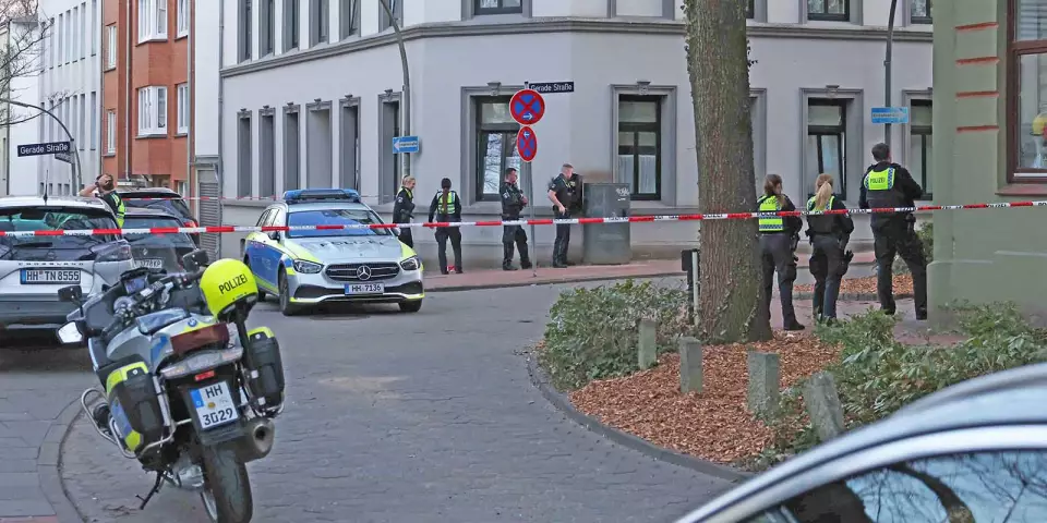 Polizisten haben das Haus umstellt und die Umgebung gesperrt. Foto: Lenthe-Medien