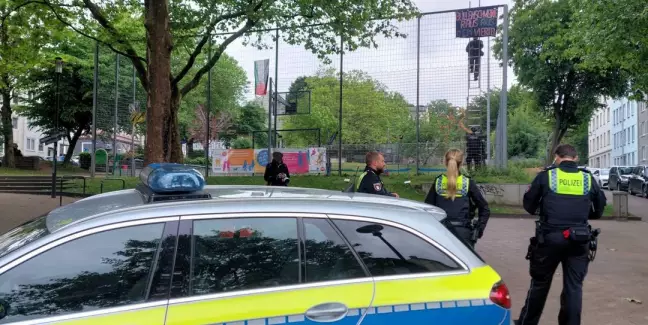 Polizei nimmt Hassplakate gegen die Polizei im Phoenix-Viertel ab