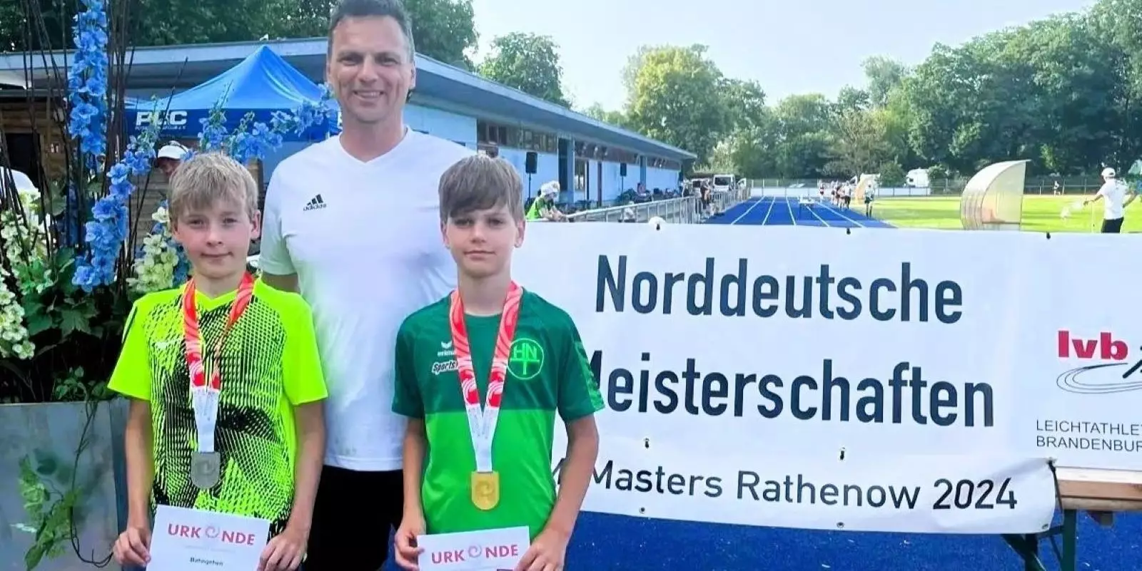  Es zeigt Jan Daur (li.) und Keno Münkenwarf mit ihren Medaillen und Urkunden sowie ihrem Trainer Andreas Nicklisch. Quelle: HNT