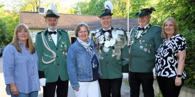 Die amtierende Eißendorfer Königscrew: Sonja (v.l.) und Holger Schlüter, Stefanie und Andreas Jepp sowie Regina und Werner Krug. Foto: Christian Bittcher 
