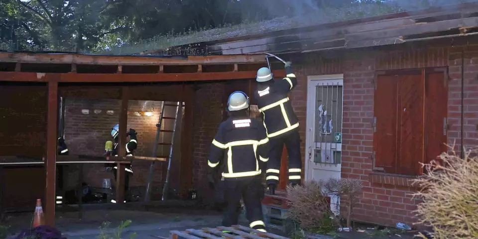 Feuerwehrleute bei den Löscharbeiten. Foto:Lenthe-Medien