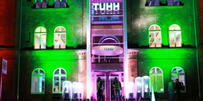 Das illuminierte Hauptgebäude der TUHH. Foto: Christian Bittcher