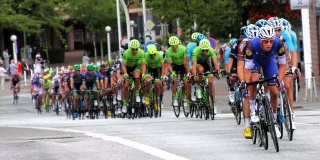 Auch dieses Jahr kommen die Cyclassics durch Harburg Stadt und Land. 2016 führte die Strecke der Profis über den Harburger Ring. Foto: Christian Bittcher