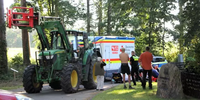 Der Unfallort in Maschen: Rettungskräfte versorgen den Verletzten. Foto: Lenthe-Medien/Presang