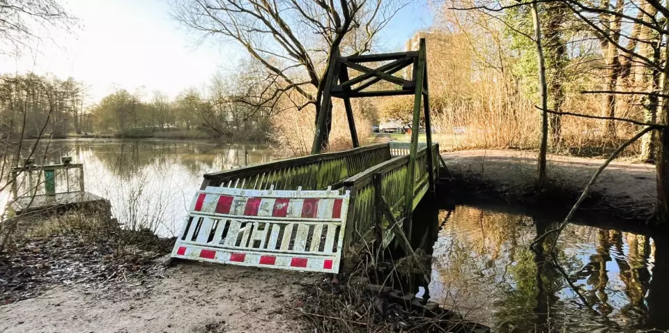 Die gesperrte Holzbrücke am Lohmühlenteich. Foto: Christian Bittcher